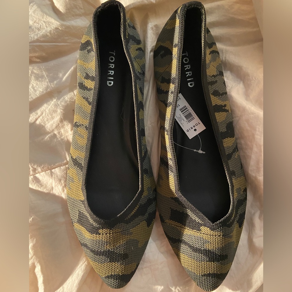 NWT Camo Stretch Knit Flat 12